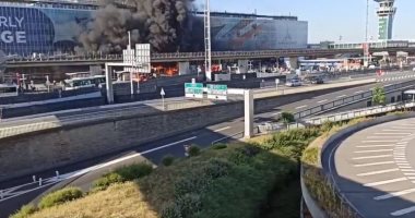 فيديو.. إخلاء مبنى مطار أورلى بباريس بعد اندلاع النيران فى حافلة