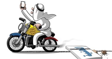 كاريكاتير صحيفة سعودية.. إعلام السوشيال ميديا يسيطر على العقول  