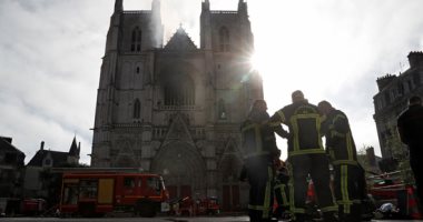 تصاعد أعمدة الدخان من مبنى كاتدرائية نانت بغرب فرنسا.. صور و فيديو