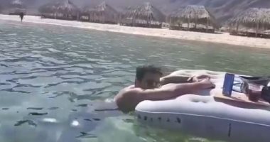 فيديو.. أحمد فهمى يستجم ويسبح في البحر خلال الإجازة الصيفية