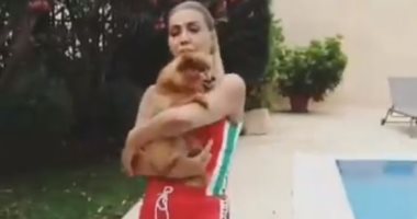 نوال الزغبي تلاعب كلبها على حمام السباحة.. فيديو