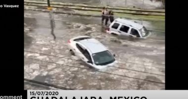 فيديو.. مياه الأمطار تحاصر السائقين داخل سياراتهم فى المكسيك