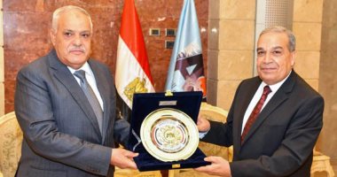رئيس العربية للتصنيع يكرم المهندس محمد أحمد مرسى وزير الإنتاج الحربى الجديد