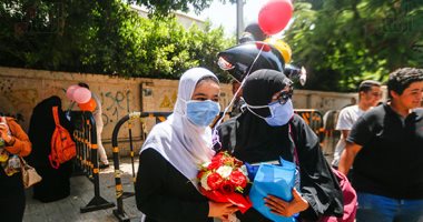طالبات الثانوية بمصر الجديدة يحتفلن بانتهاء الامتحانات بالزغاريد والغناء.. صور