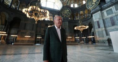 بالصور.. أردوغان يتحدى العالم ويزور آيا صوفيا بالحذاء رغم تحويله إلى مسجد