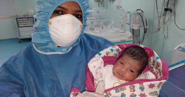 خروج طفلين من حضانة مستشفى الأقصر العام بعد ولادتهما لأمهات مصابة بكورونا