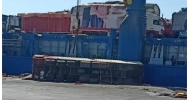 إنقلاب شاحنة بضائع على رصيف ميناء سفاجا بعد إنزالها من إحدى سفن الشحن