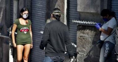 فتيات الدعارة يتظاهرن بسبب أزمة كورونا فى الإكوادور.. صور