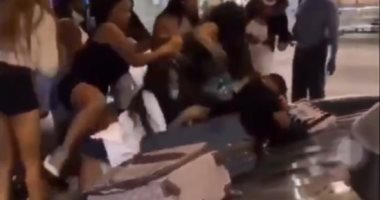 فتيات سمراوات يضربن فتاة "علقة ساخنة" بسبب عنصريتها.. فيديو