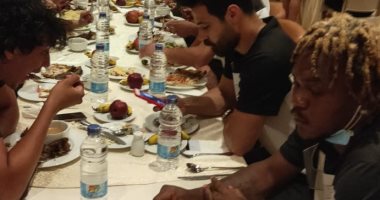 شاهد.. لاعبو الطلائع على مائدة الطعام فى معسكر برج العرب