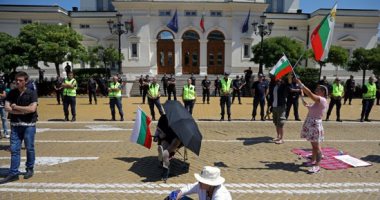 صور.. البرلمان البلغارى يصوت على اقتراح لحجب الثقة من الحكومة وسط احتجاجات