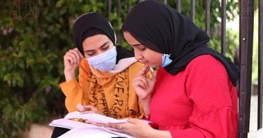 لجان الثانوية بمصر الجديدة تسمح بدخول الطلاب لأداء امتحان الجبر والهندسة الفراغية