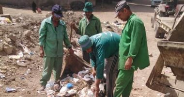 حي ثان طنطا يشن حملة لرفع تلال القمامة والأتربة من الشوارع 