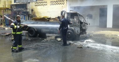 السيطرة على حريق شب في سيارة محملة بالإسفنج في قرية حسن فتحى بالأقصر.. صور