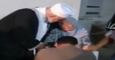 الشاب الفلسطينى المعتدي على والدته بالضرب ورش المياه يعتذر لها فى فيديو جديد