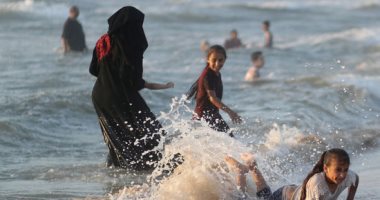 غزة تتحدى كورونا بالتنزه والسباحة على الشاطئ البحر 