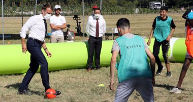 الرئيس الفرنسى يلعب الكرة ويتذوق الطعام فى المعسكر الصيفى لعطلات التعلم
