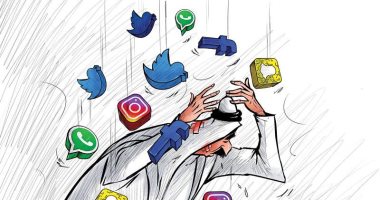 كاريكاتير صحيفة كويتية.. مواقع التواصل الاجتماعى تزيد الضغوط على المواطن
