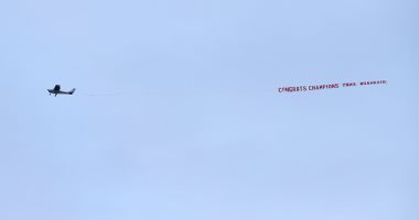 ليفربول ضد تشيلسي.. طائرة تحلق فوق آنفيلد لتهنئة الريدز بالبريميرليج