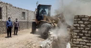 صور.. محافظ أسيوط: إزالة 17 حالة بناء مخالف وتعديات على الأراضى بمركز أبنوب