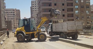 استجابة لصحافة المواطن.. هيئة النظافة تزيل القمامة من وصلة الكوبرى بشتيل