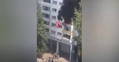 إنقاذ طفلين من الموت بعد حريق شقتهما في فرنسا بقفزهما من النافذة.. فيديو