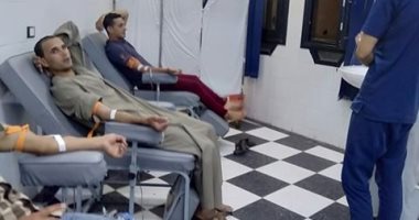 حملة شبابية للتبرع بالدم لمساعدة مصابى كورونا بقرية منيل السلطان بالجيزة