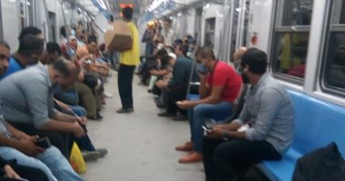 قارئ يشكو من انتشار الباعة الجائلين والمتسولين داخل عربات مترو الأنفاق