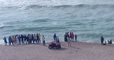 أسرة غريقى شاطئ الصفا تنتظر خروج الجثمانين (صور)
