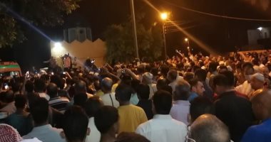 الآلاف يشيعون جثمان " الشهاوى " منددين بالإرهاب والمحافظ ينعى الشهيد