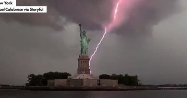 بالفيديو.. صاعقة برق تضرب تمثال الحرية بنيويورك الأمريكية