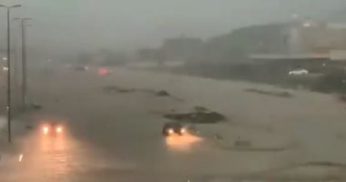 أمطار غزيرة وبرق ورعد بمدينة الطائف فى السعودية.. فيديو 