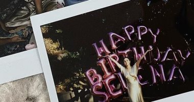 سيلينا جوميز تحتفل بعيد ميلادها وسط أجواء ملائمة لفيروس كورونا بفستان gold