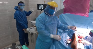 صور.. مستشفى الأقصر العام تجرى عملية جراحية لمصاب بفيروس كورونا 