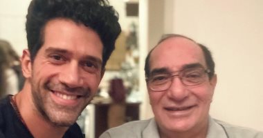 أحمد مجدى فى صورة مع والده المخرج الكبير: أبويا الصديق والسند والظهر