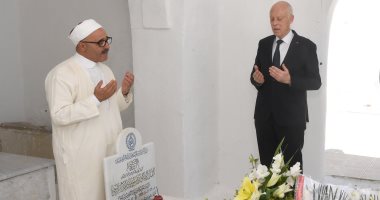 قيس سعيد يزور قبر السبسى فى الذكرى الأولى لرحيل الرئيس التونسى .. فيديو