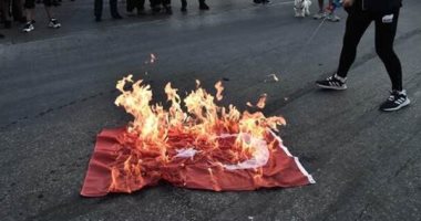 مظاهرات حاشدة ضد أردوغان وحرق علم تركيا أمام كنيسة آيا صوفيا باليونان