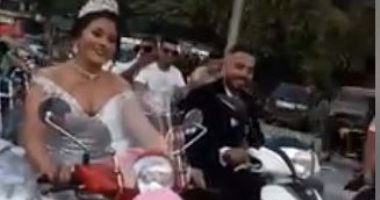 زفة موتوسيكلات فى زمن كورونا.. عروسان يحتفلان على الدراجات النارية.. فيديو