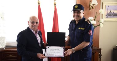 محافظ بورسعيد يكرم مدير إدارة الحماية المدنية السابق