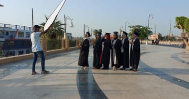 صور.. طالبات بالأقصر يحتفلون بالتخرج على طريقتهم الخاصة بكورنيش النيل