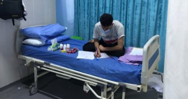 طالب عراقى مصاب بـ"كورونا" يؤدى الامتحانات على سريره بمستشفى العزل