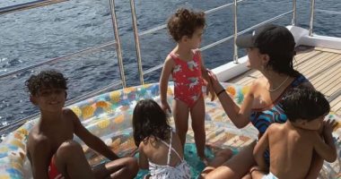 جورجينا رودريجيز تصطحب أطفالهما فى رحلة بحرية بدون كريستيانو رونالدو.. صور