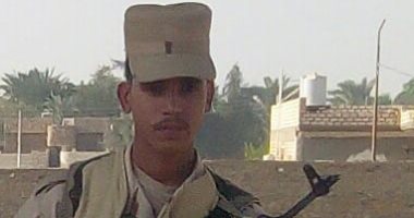 "كلنا جيش مصر".. "إسلام" يشارك بصورته بالزى العسكرى أثناء الخدمة