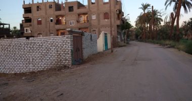 أهالى نجع عطا يطالبون بتوصيل الصرف الصحى.. ومسئول المشروع: المنطقة تحتاج محطة رفع..فيديو