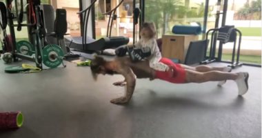 راموس يستعرض عضلاته فى تمرين الـ Plank وابنته تشاركه فى زيادة الوزن.. فيديو