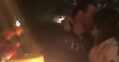 قبلة بـ"الإكراه".. زوجة عاصى الحلانى تقبله خلال الاحتفال بأغنيته الجديدة..فيديو