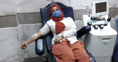 "دعاء" تتبرع بـ"بلازما الدم" للمرة الثانية بعد تعافيها من كورونا بأسوان.. صور