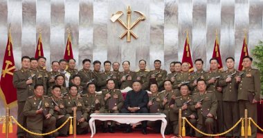 زعيم كوريا الشمالية يقدم مسدسات تذكارية للقادة العسكريين بذكرى الهدنة.. صور