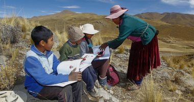 4 أطفال يتسقلون جبال الأنديز يوميا "للتعلم عن بُعد" بسبب كورونا.. صور