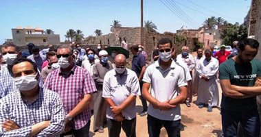 دفن جثمان الدكتور محمد مشالى طبيب الغلابه بمسقط رأسه في البحيرة.. فيديو